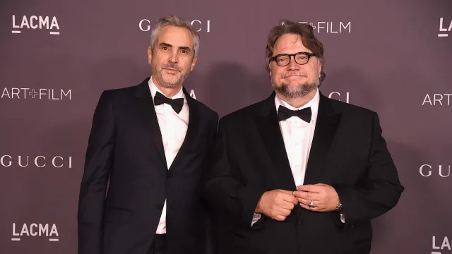 Alfonso Cuarón y Guillermo del Toro en una alfombra roja