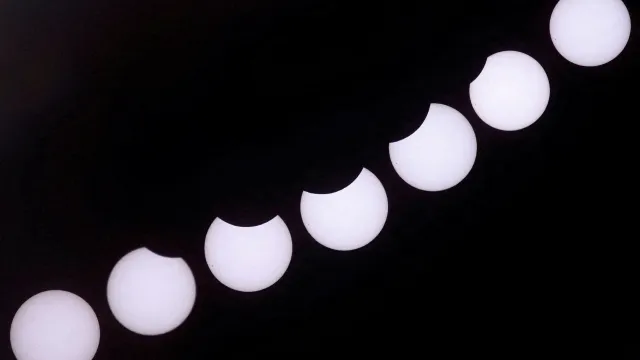 Una imagen compuesta de siete fotografías independientes tomadas con una sola cámara fija muestra el eclipse solar parcial visto desde el Castillo del Romeral, en la isla de Gran Canaria. España, 29 de marzo de 2025.