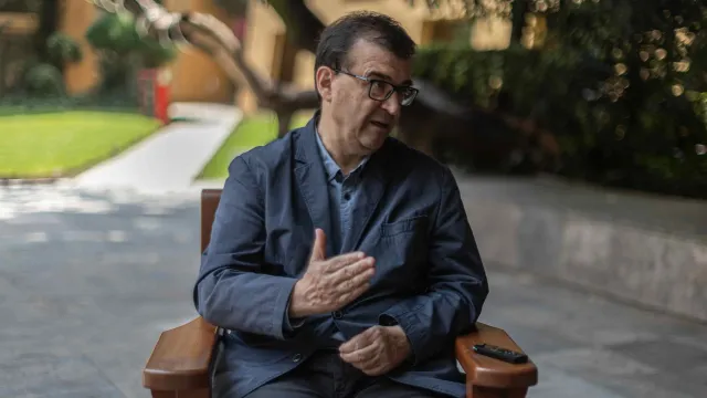 Javier Cercas fotografiado por Alexa Herrera en CDMX