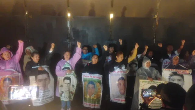 Padres entonan himno "Venceremos" al final de la marcha por 11 años Ayotzinapa. Foto: N+