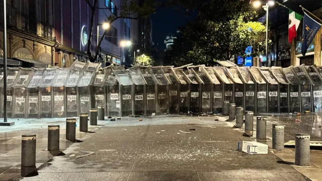 Policías se encapsularon ante los destrozos y agresiones de una parte de los manifestantes por Ayotzinapa. Foto: N+