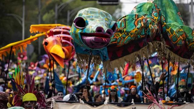 El carrito alegórico “Corazón de Tenochtitlan: 700 años”, hecho por el taller El Volador, fue el primero en avanzar hacia el Zócalo.