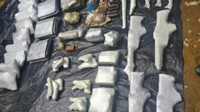 Armas y drogas incautadas en búnker de la Mara Salvatrucha. Foto: X @MP_Honduras